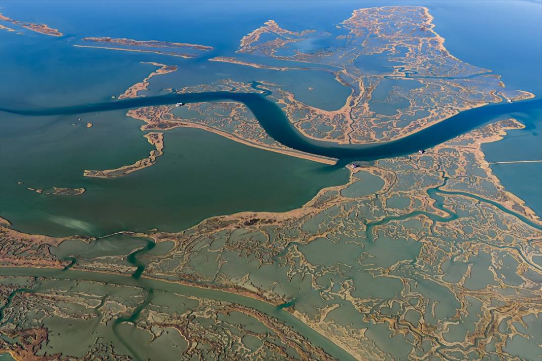 Yumurtalık Lagünü’nde su yüzeyindeki doğal şekiller dikkati çekiyor 2